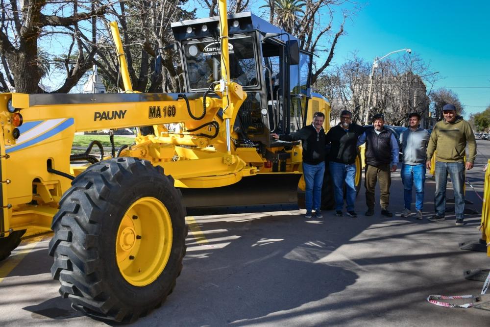 El municipio presentó una nueva motoniveladora para servicios urbanos