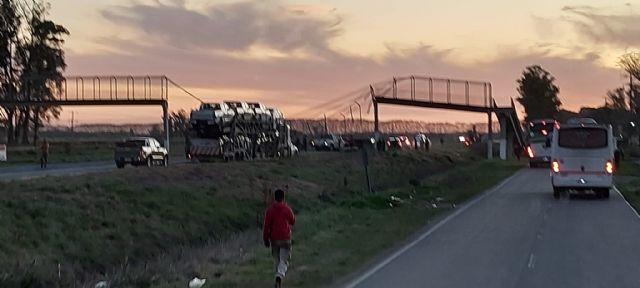Colapsó un puente peatonal en Autopista 5 tras impacto de camión