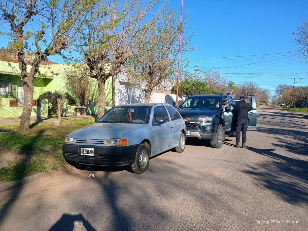 Colisionó con un auto estacionado en Belgrano al 300