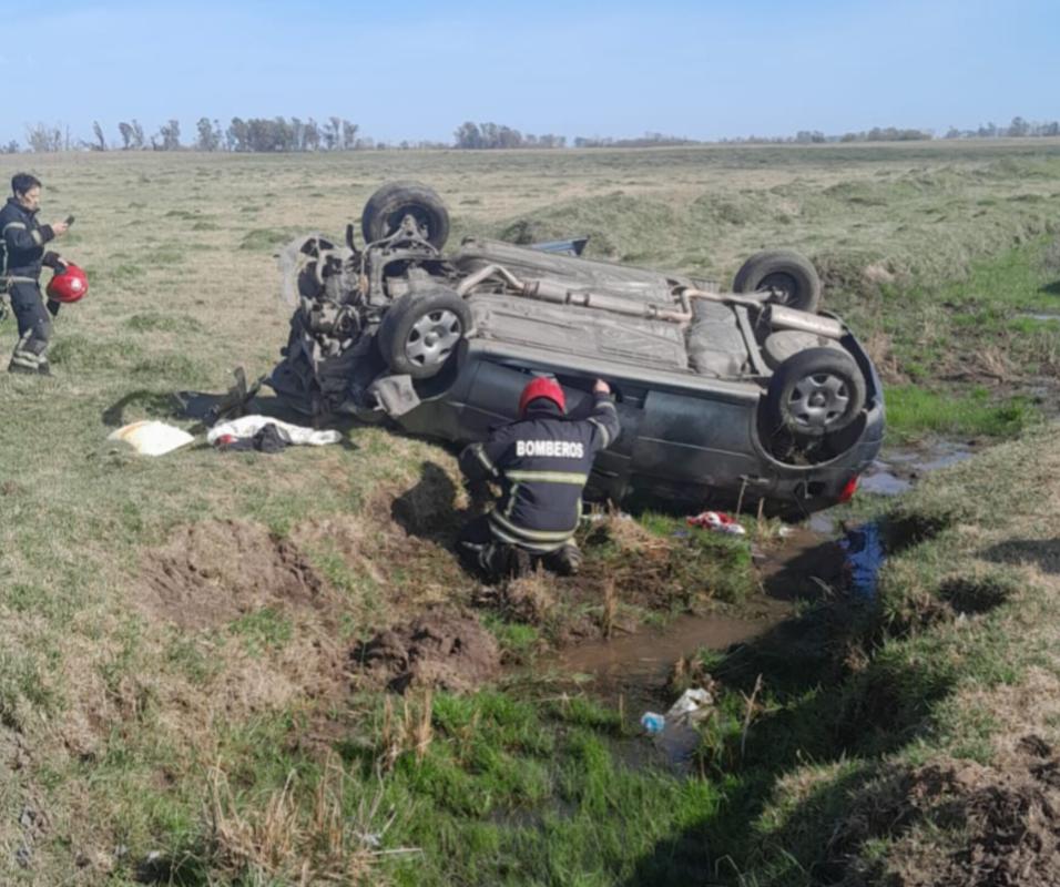 Una distracción habría provocado el despiste y vuelco de un auto en ruta 5