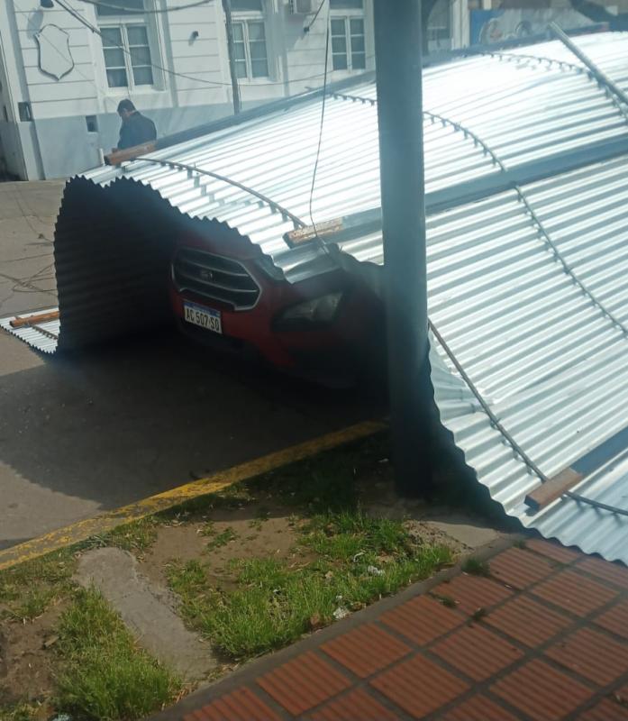 Por el viento se voló un techo y cayó sobre el auto de un funcionario