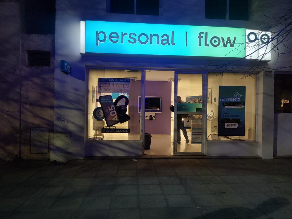 Forzaron la puerta de una oficina de Fibertel y robaron un celular