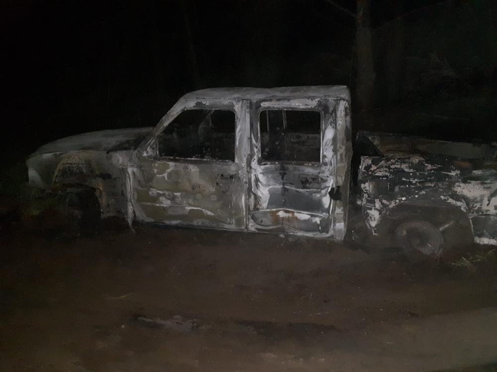 Daños totales tras el incendio de una camioneta en el campo