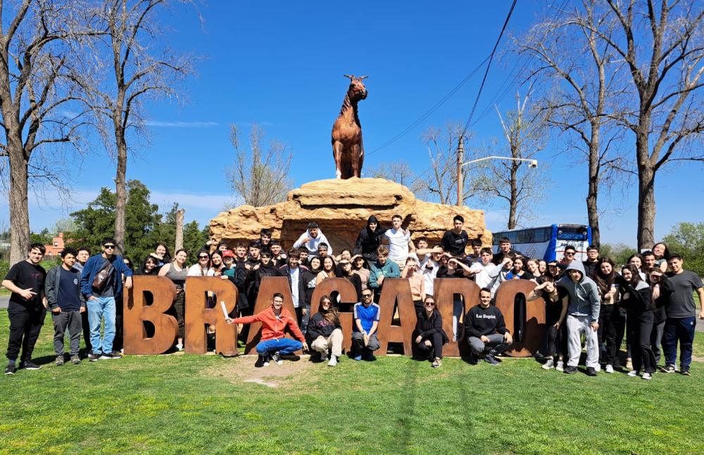 Un contingente de alumnos de Lanús recorre el distrito acompañado por un profesor oriundo de Bragado