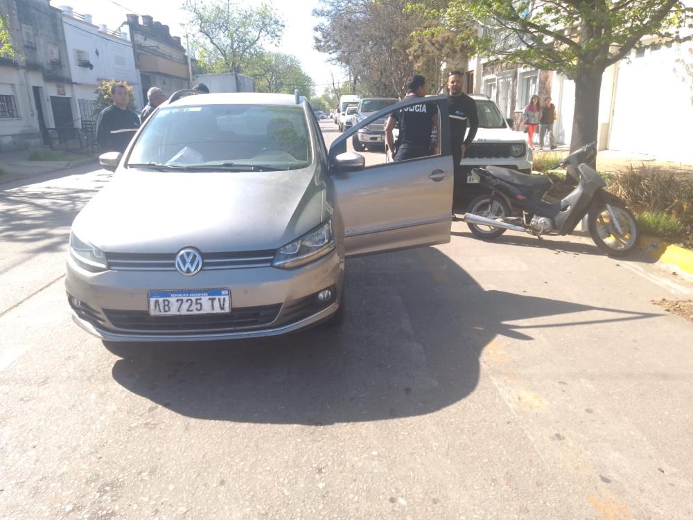 Nuevo choque entre auto y moto en una esquina con semáforo