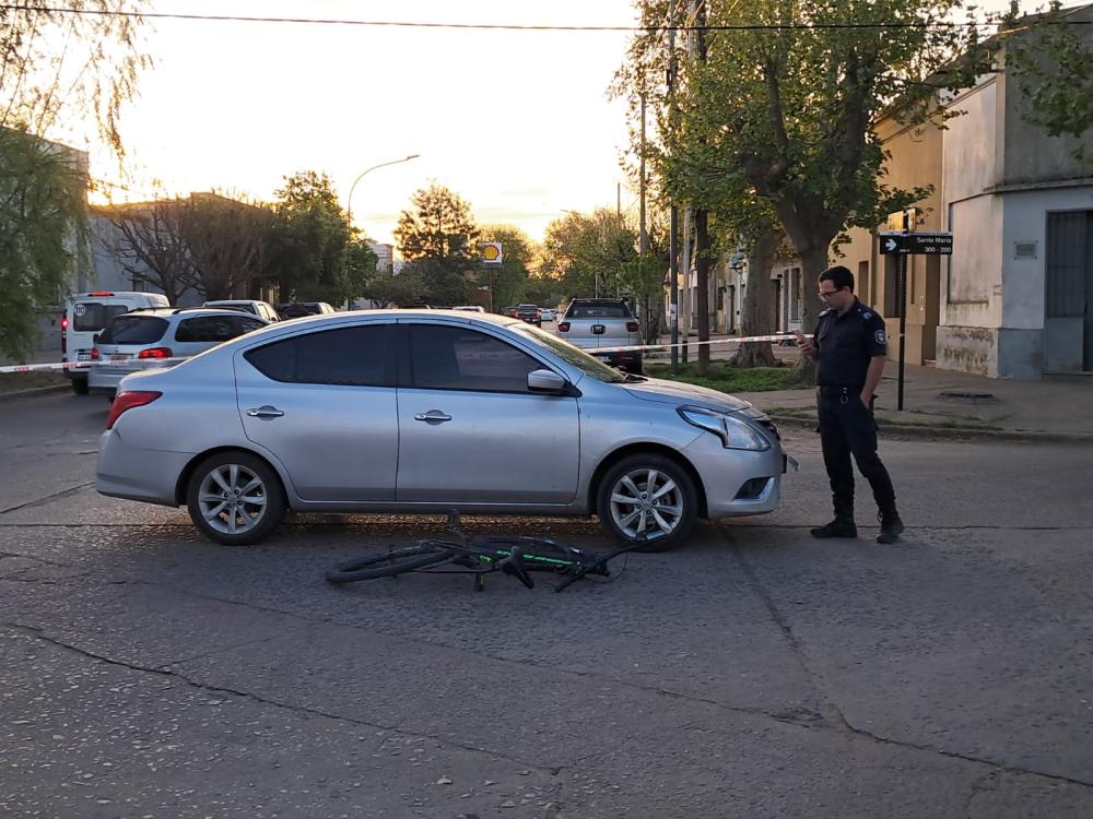 Dos menores transitaban en bicicleta y fueron embestidos por un auto