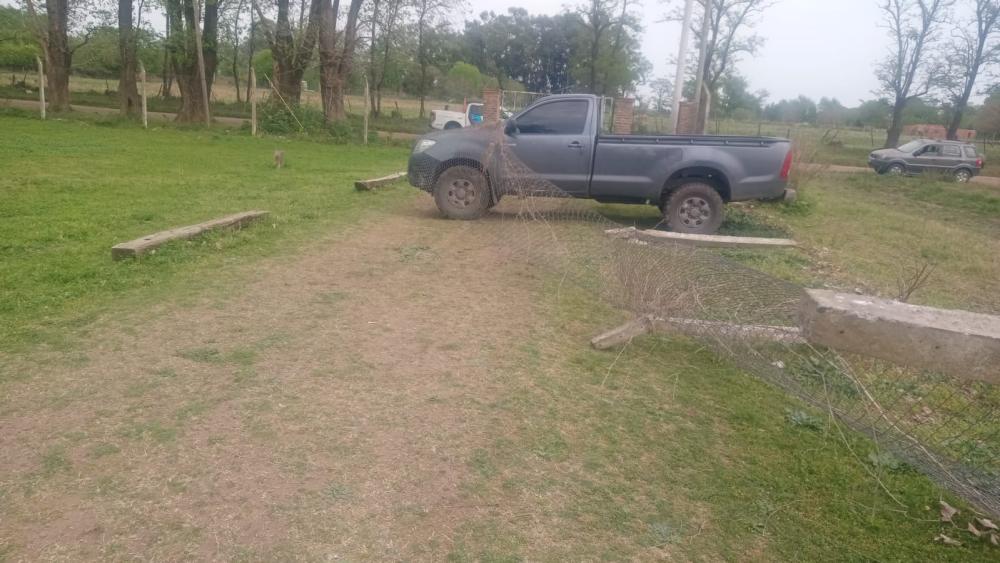 Despistó y chocó el alambrado perimetral de una vivienda