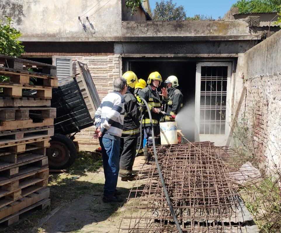 Estaba soldando y los chispazos provocaron un incendio