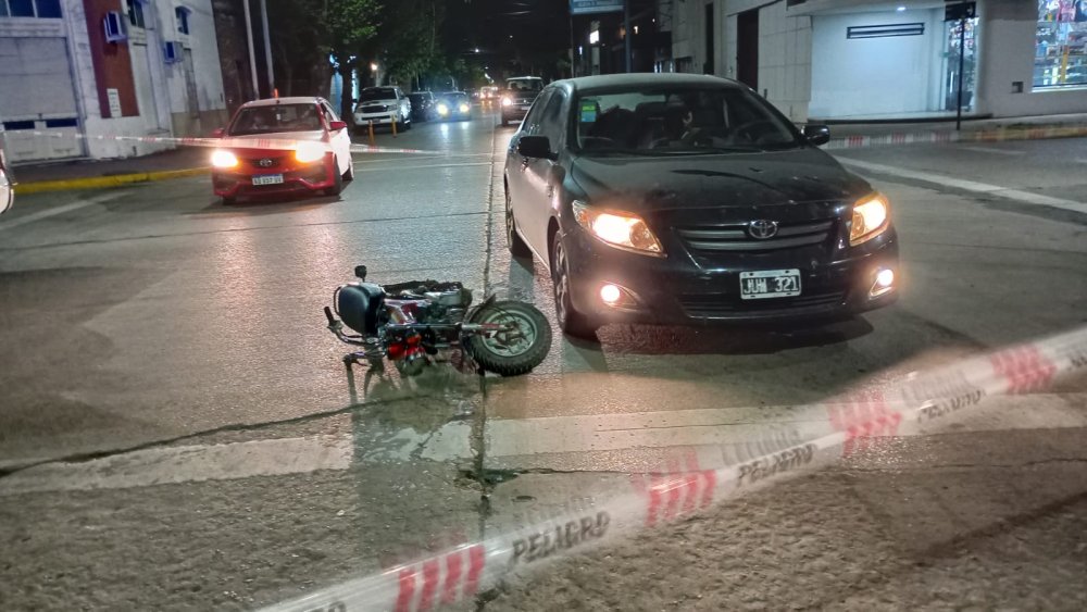 Chocaron auto y moto en una esquina céntrica