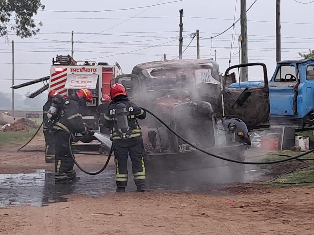 Se incendio un camión propiedad de un leñero