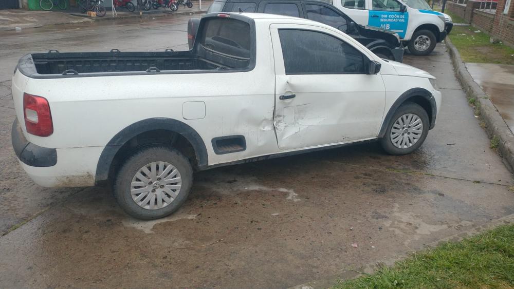 Chocaron dos vehículos bajo la lluvia