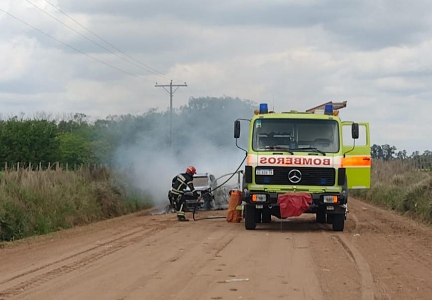 Incendio total de un automóvil en el camino rural a La Limpia