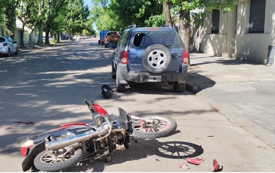 Un motociclista sufrió fracturas tras chocar con una camioneta estacionada