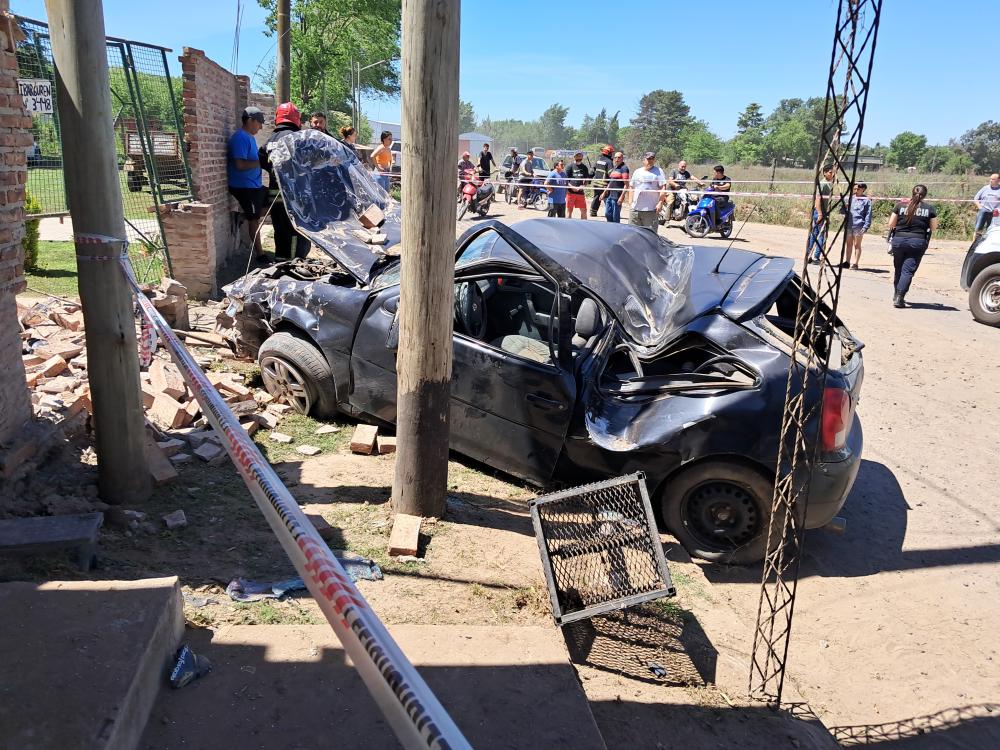 Un auto volcó y se estrelló contra una vivienda