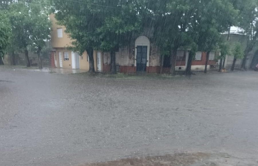 Cayeron más de 80 milímetros en 6 horas y Defensa Civil pide que los vecinos eviten salir a la calle