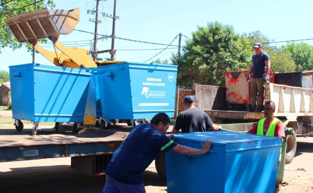 El municipio continúa colocando contenedores de residuos en los barrios