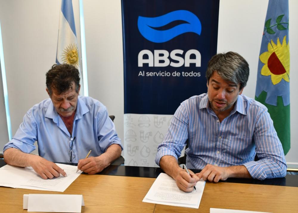 Barenghi firmó un convenio con ABSA para ampliar el servicio de agua potable