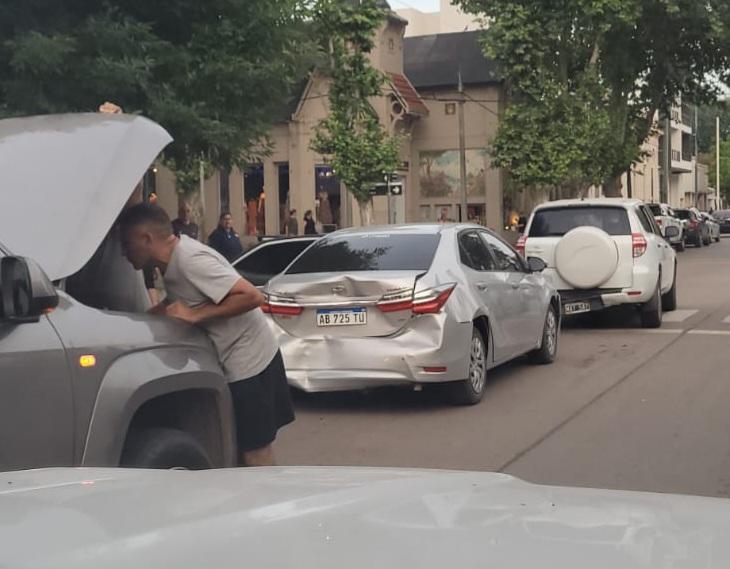 Tres vehículos involucrados en un choque en cadena en el centro