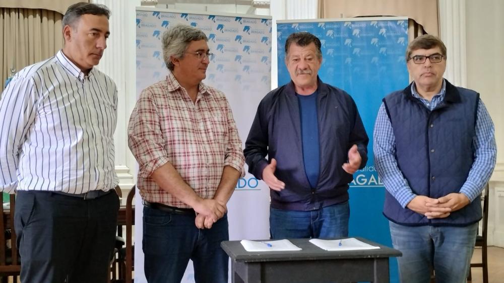 Caminos rurales: Barenghi firmó un convenio con Provincia para obras de estabilizado en Irala