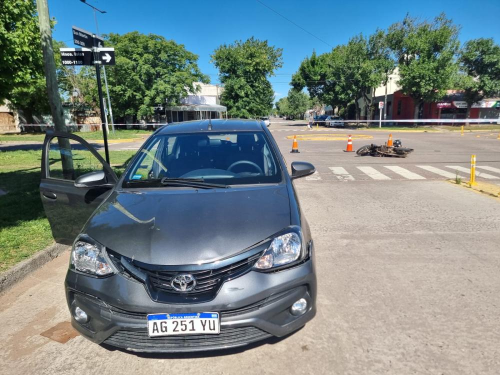 Choque entre auto y moto en San Martín y Hermanos Islas
