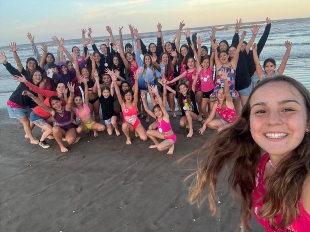 Patinadoras de Bragado y Lincoln en una competencia de alto nivel en la costa