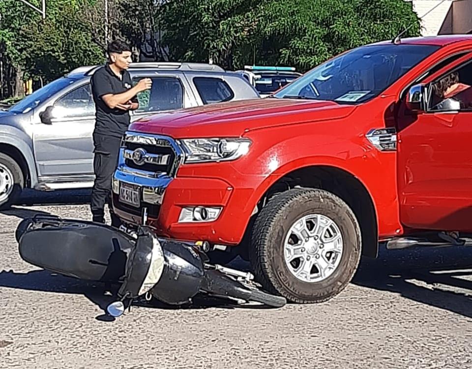 Una motociclista lesionada luego de chocar con una camioneta