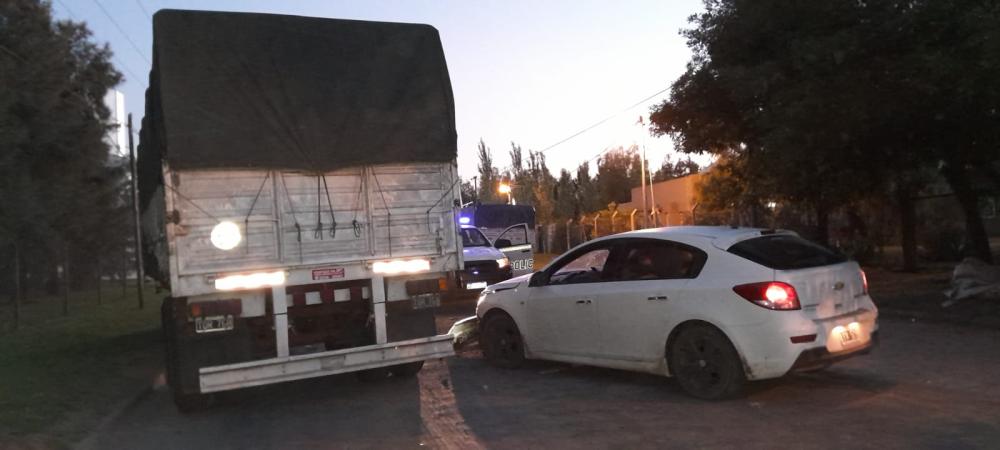 Estaba alcoholizado y chocó con un camión estacionado