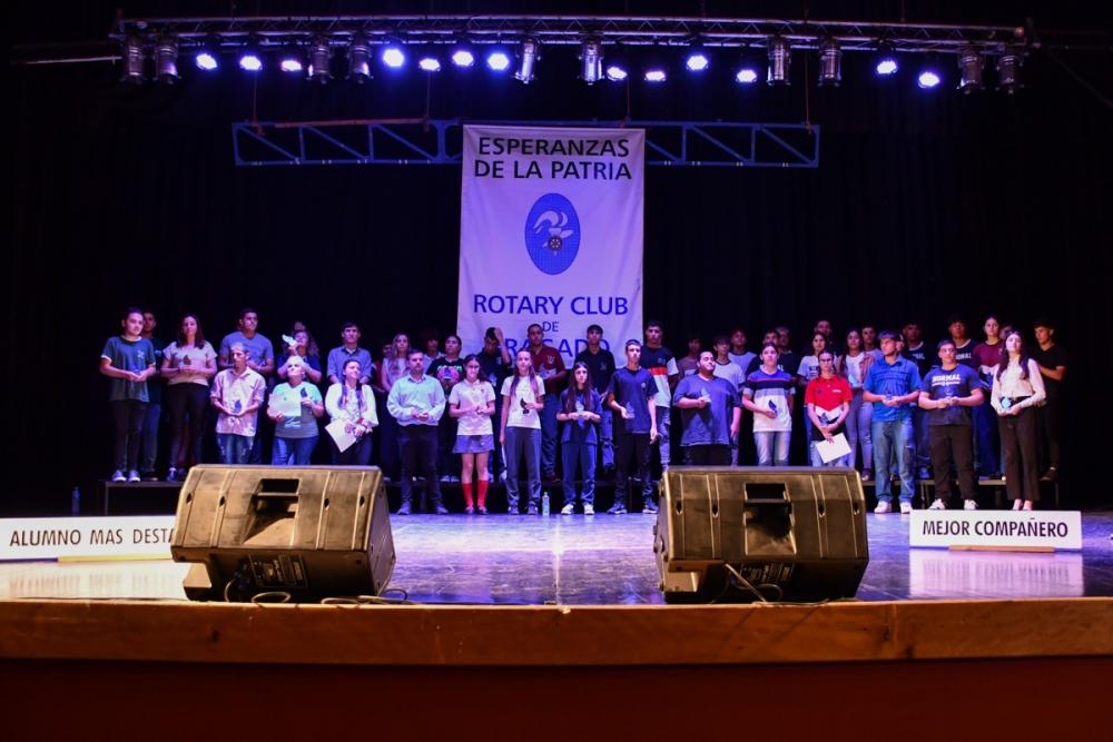Alumnos del distrito fueron destacados con el premio "Esperanzas de la Patria"
