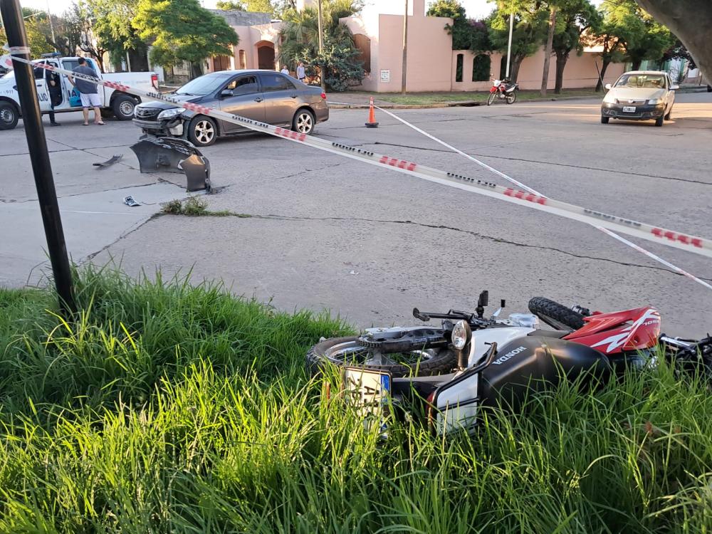 Otra vez un fuerte choque en Belgrano y Falcón entre una moto y un auto