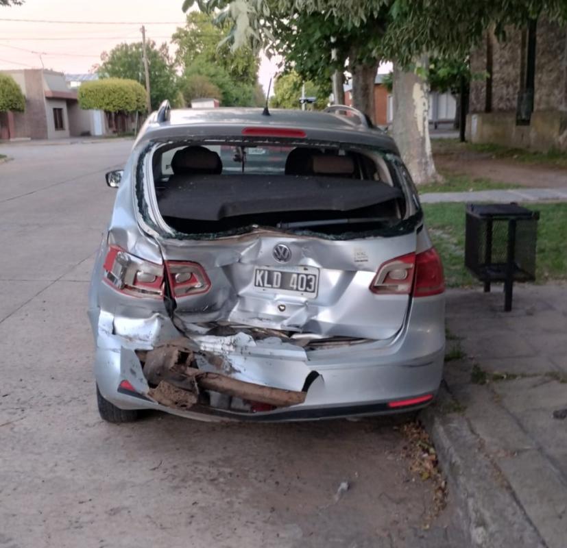 Un conductor alcoholizado destruyó dos vehículos estacionados