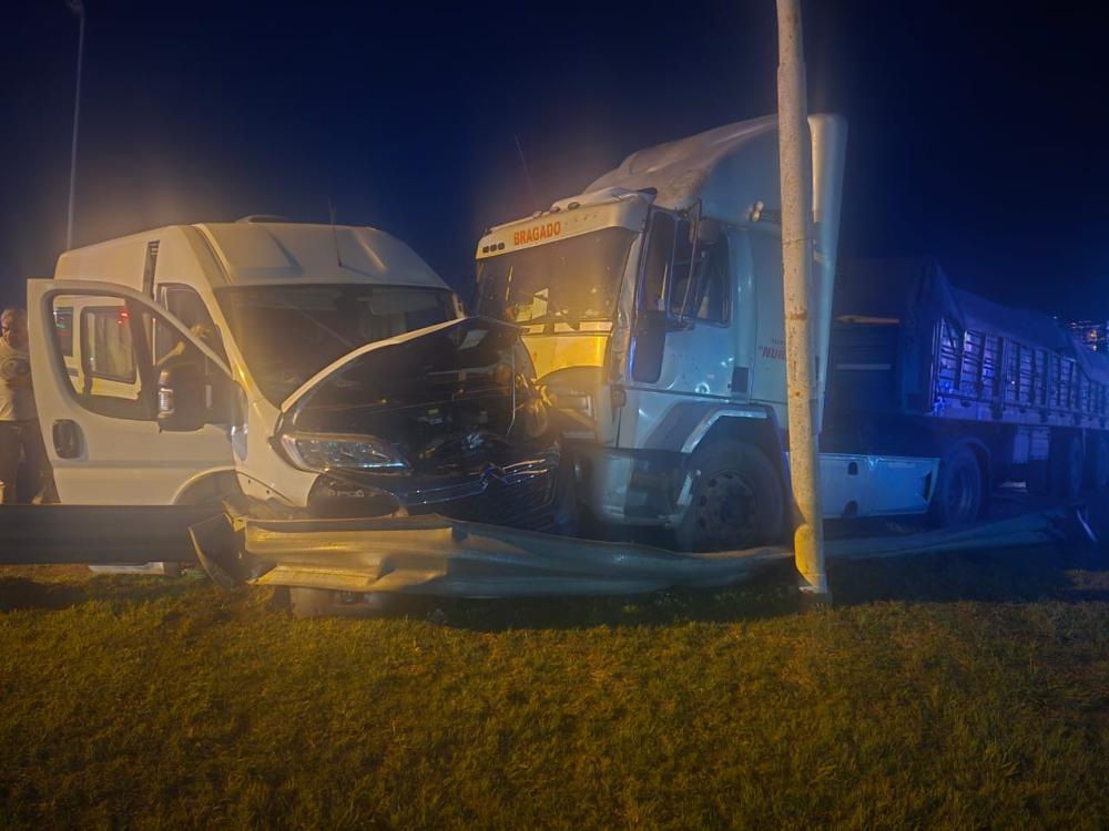 Impactante choque sobre ruta 5 entre un camión de Bragado y un utilitario