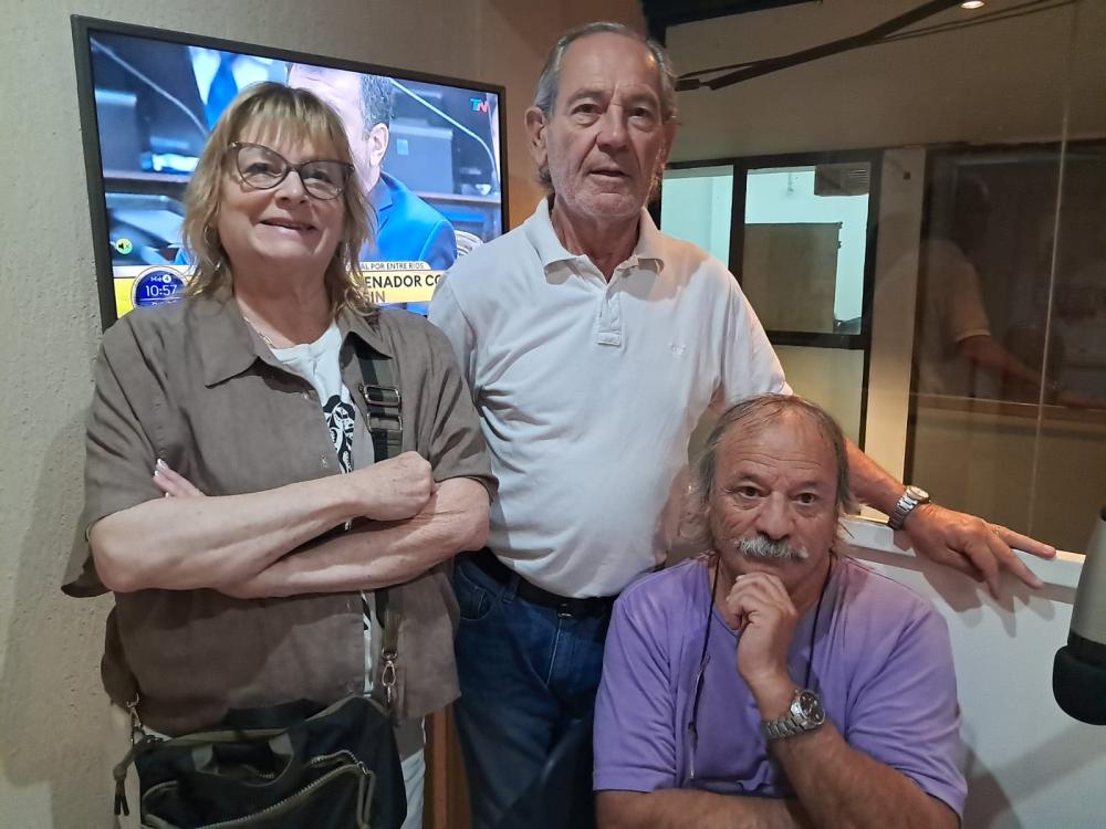 El grupo de teatro "Viajeros" presenta una comedia escrita por un autor local y a beneficio