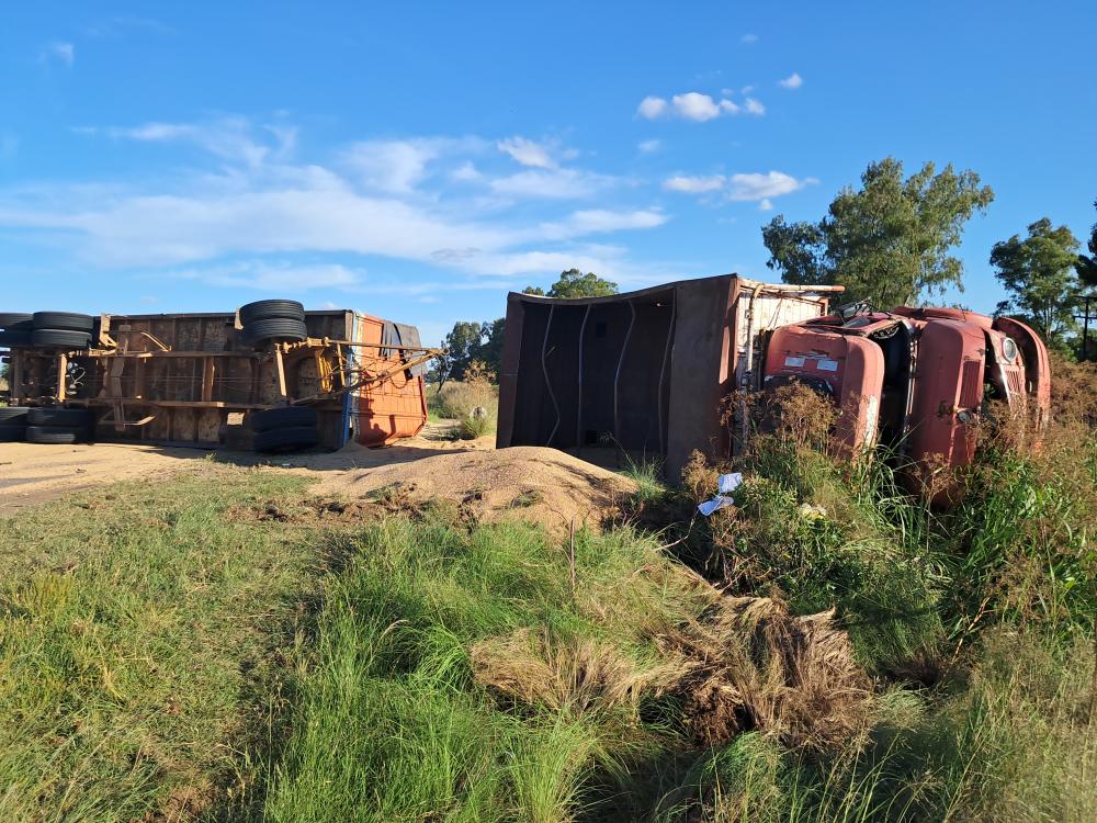 Por el mal estado de la ruta 46, volcó un camión con acoplado cargado con trigo