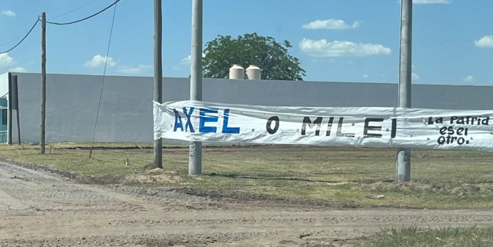 "Axel o Milei": los carteles que aparecieron a horas de la llegada del Gobernador