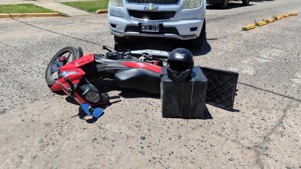 Camioneta embistió a un motodelivery cuando estaba detenido en el semáforo