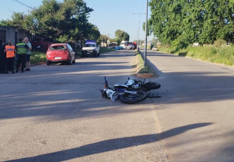 Colisionaron una moto y un auto en barrio Indepedencia