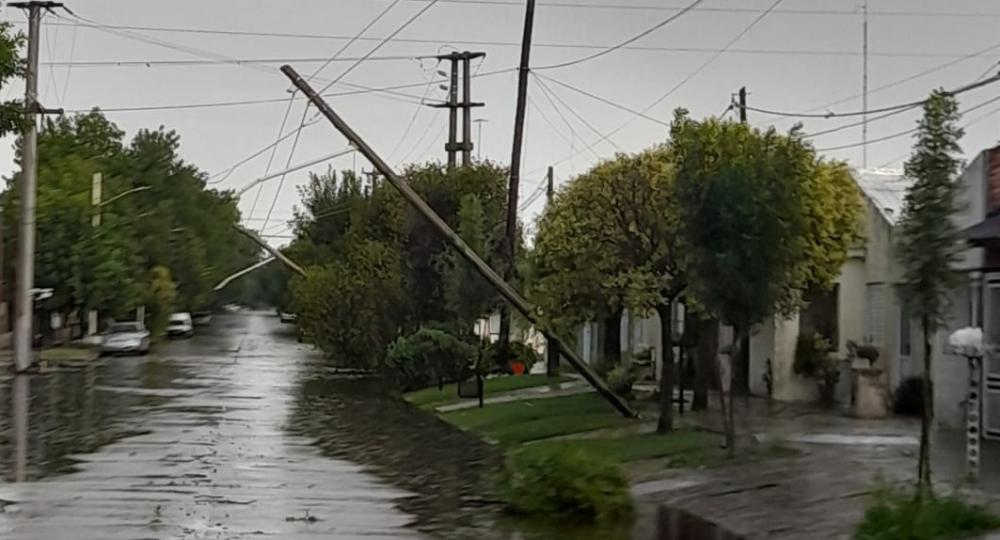 Desde EDEN comunicaron que todavía hay algunos usuarios sin luz y reportaron más de 30 postes caídos