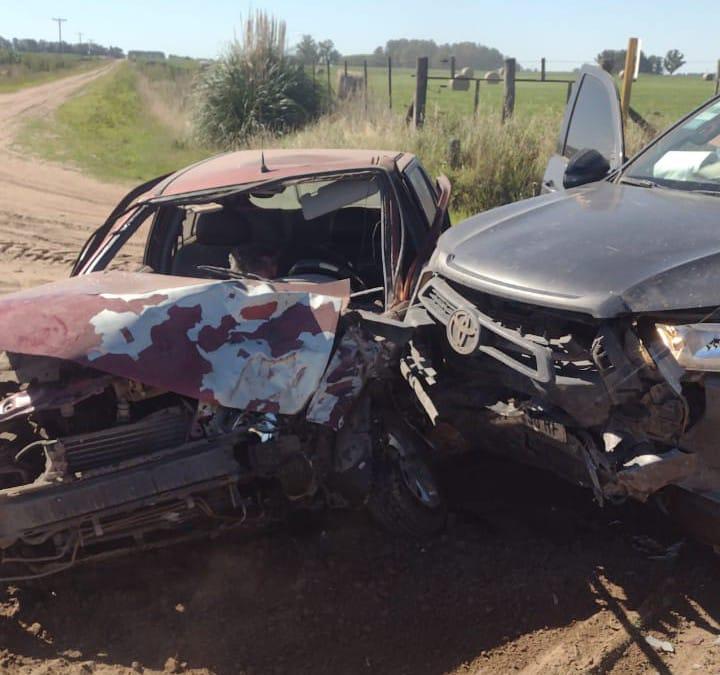 Dos vehículos chocaron en el camino de tierra a La Limpia
