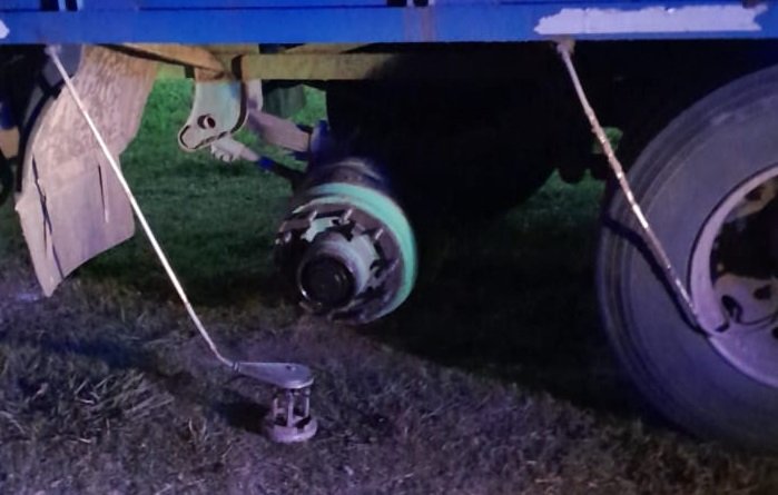 Se le salió una rueda en plena ruta 5 y le impactó a una camioneta