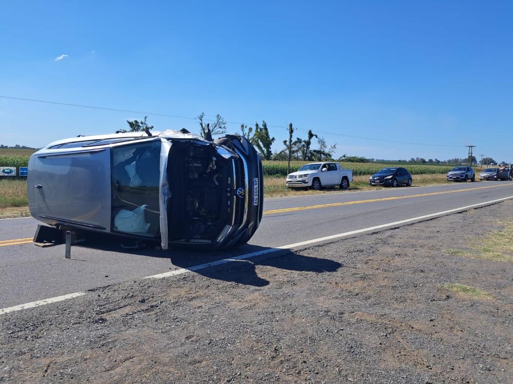 Choque y vuelco entre dos vehículos en ruta 5