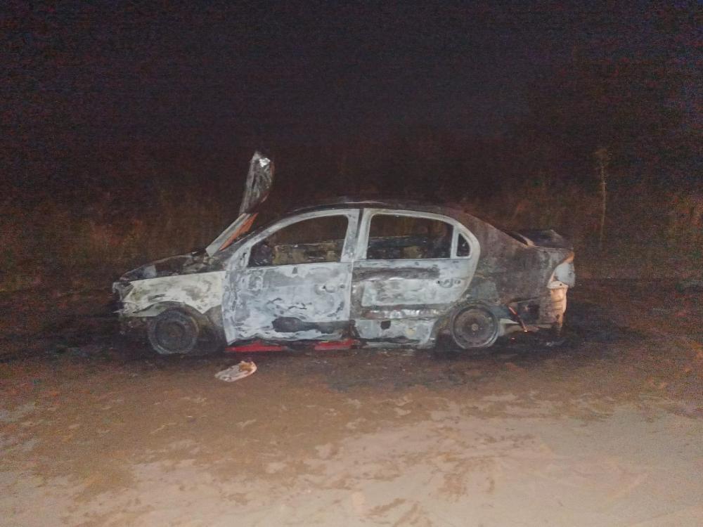 Falla mecánica y fuego en un auto que circulaba por un camino de tierra