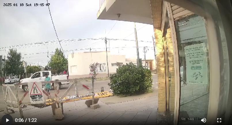 Una persona no vidente cayó en un pozo que había realizado ABSA en plena calle