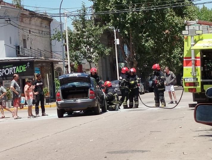 Se incendió un auto en pleno centro de la ciudad
