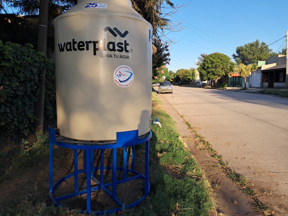 ¿Involucionamos?: ABSA colocó tanques en esquinas de la ciudad y se presume que es una respuesta al fallo judicial