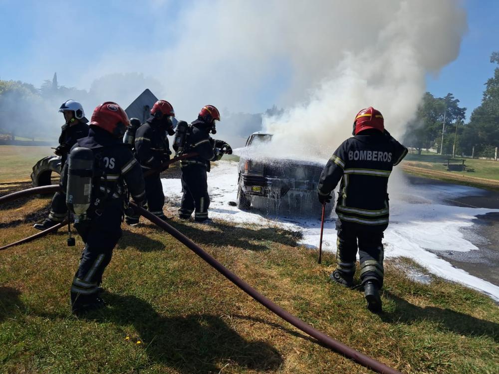 Se incendió por completo una camioneta en plena ruta 46