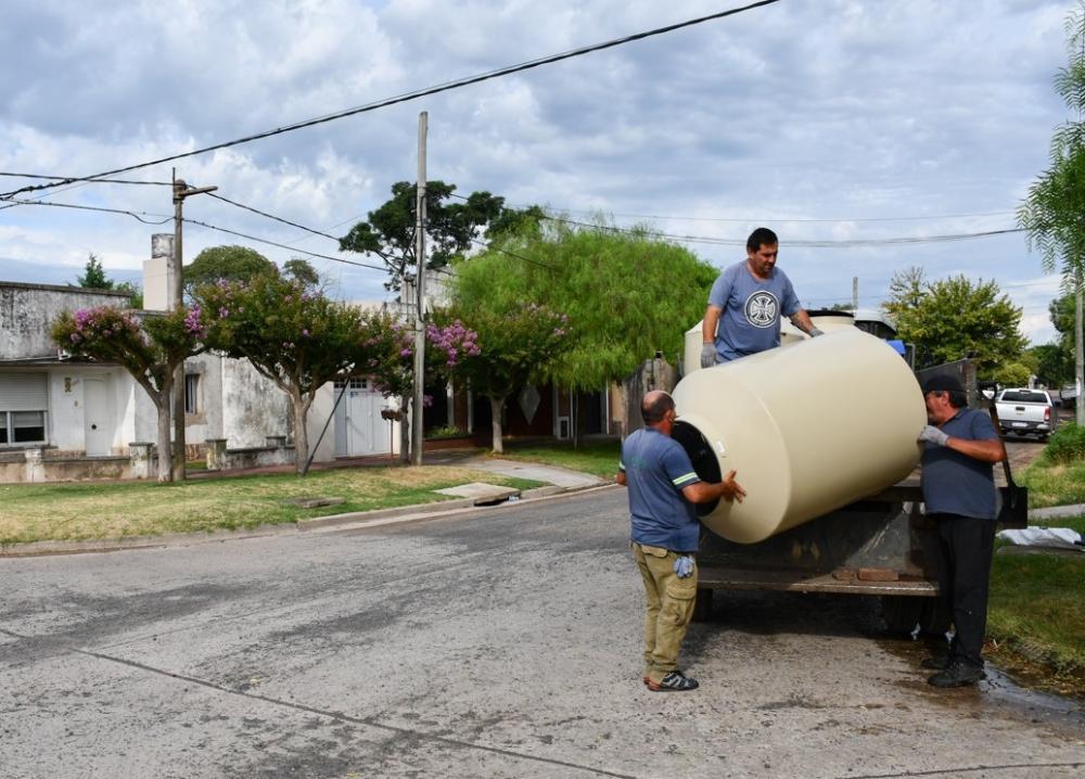 Duró poco: Se retiraron los tanques de agua colocados por ABSA