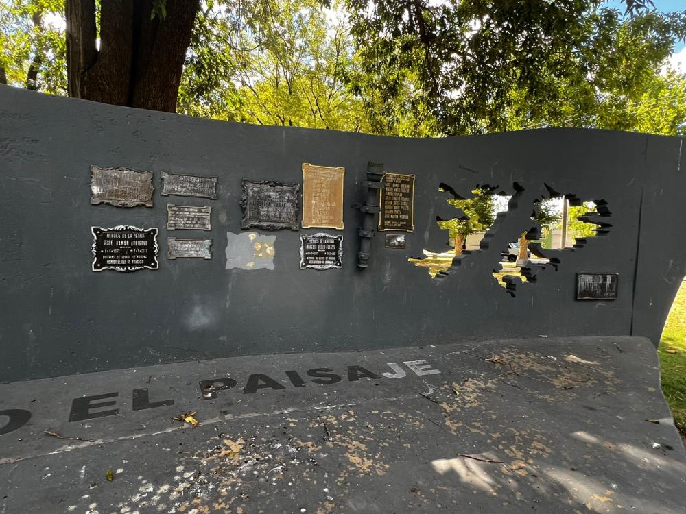 Confusión policial: Denunciaron el robo de una placa del monumento a Malvinas pero la tenía el placero