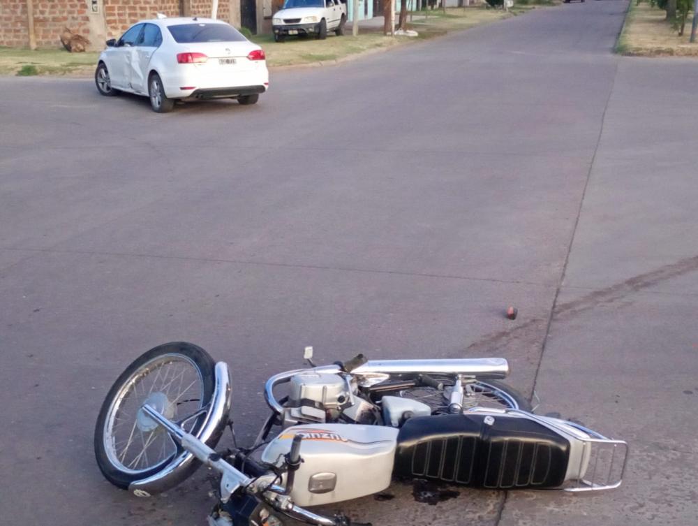 Fuerte colisión entre auto y moto en Sarmiento y Roca