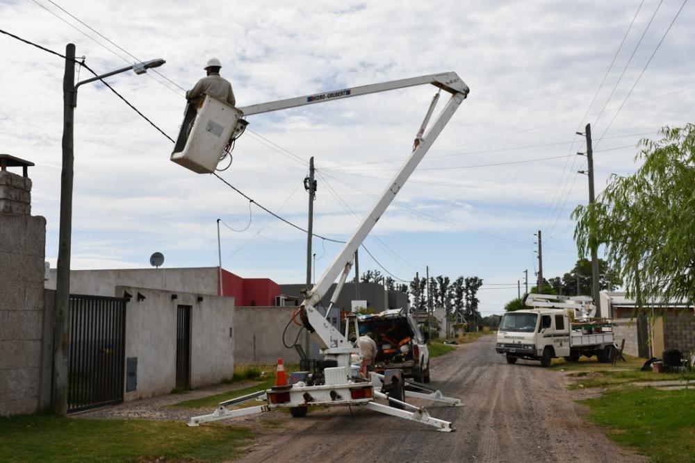 Con nuevas luminarias en Las Rosas, el municipio continúa con el plan de alumbrado LED