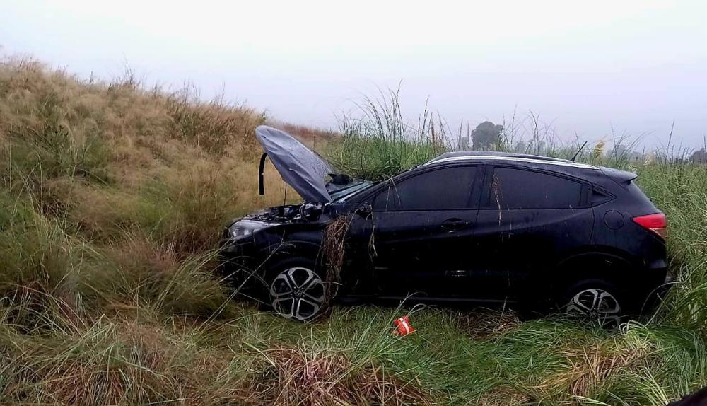 En plena tormenta, volcó un vehículo cerca de Morse pero no encontraron ocupantes